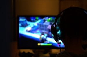 Un giocatore di eSports durante una partita a Fortnite