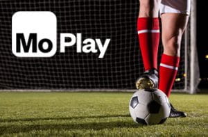 Un calciatore con il piede sul pallone e il logo di MoPlay