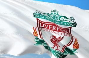 Una bandiera con il logo del Liverpool