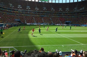 Uno stadio di calcio durante una partita