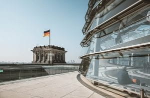 La cupola del Bundestag a Berlino e la bandiera tedesca