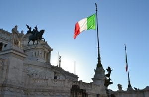 La bandiera italiana e sullo sfondo il Vittoriano