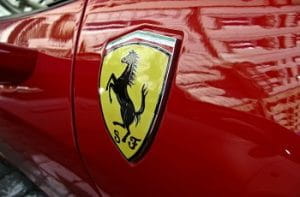 Il marchio della Ferrari sulla fiancata di una autovettura