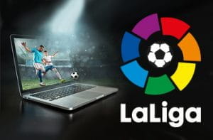 Un calciatore generico in azione e il logo della Liga spagnola di calcio