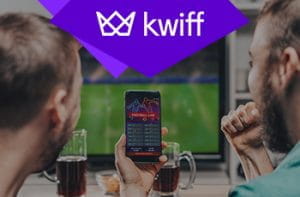 Appassionati di scommesse davanti a un laptop e a uno smartphone e il logo di Kwiff