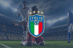 Il logo della FIGC e sullo sfondo calciatori che esultano dopo un gol