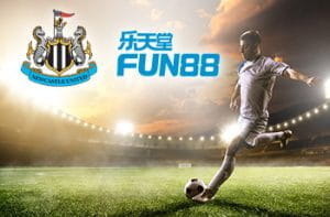 I loghi di Newcastle United e FUN88 e un calciatore in azione
