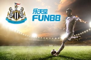 I loghi di Newcastle United e FUN88 e un calciatore in azione