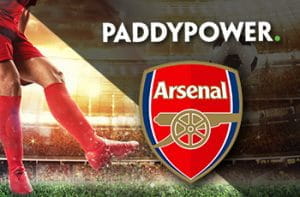 I loghi di Paddy Power e Arsenal e un calciatore in azione