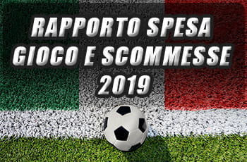 La scritta ‘Rapporto spesa gioco e scommesse 2019’ e un pallone da calcio su un campo di erba