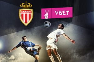 I loghi di Monaco, VBet e due calciatori in azione