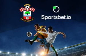 I loghi di Southampton, Sportsbet.io e alcuni calciatori in azione