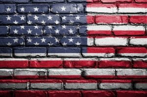 La bandiera degli USA dipinta su un muro di mattoni