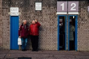 Due anziani tifosi inglesi all’uscita dallo stadio