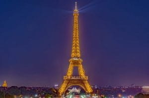 Una veduta notturna della Torre Eiffel