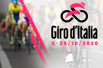 Il logo del Giro d’Italia 2020 e dei ciclisti in azione sullo sfondo