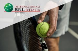Il logo degli Internazionali d'Italia di tennis e un tennista alla battuta