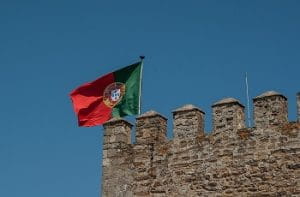 la bandiera portoghese sventola in cima ad una torre