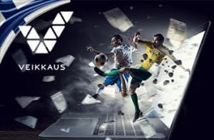Il logo di Veikkaus e alcuni calciatori in azione