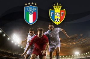 Il logo della nazionale Italiana, il logo della nazionale moldava, dei giocatori di calcio in azione
