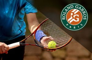 Il logo del Roland Garros 2020 e un tennista generico in azione