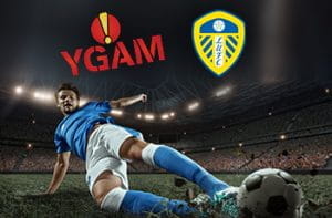 I loghi di YGAM e Leeds United e un calciatore in tackle