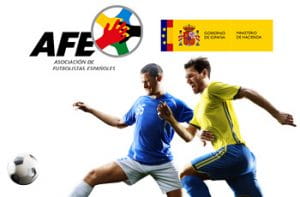 Il logo dell’Associacion de Futbolistas Espanoles e il logo del Governo spagnolo, due calciatori in azione