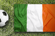 Un pallone da calcio e la bandiera dell’Irlanda