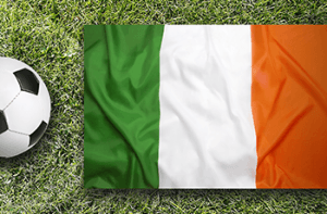 Un pallone da calcio e la bandiera dell’Irlanda