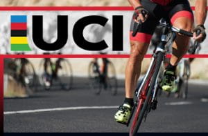 Il logo dell‘UCI e un ciclista in azione