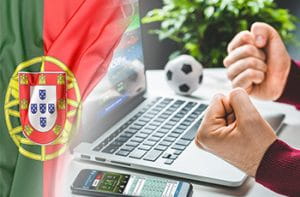 La bandiera del Portogallo, un laptop e delle mani strette a pugno