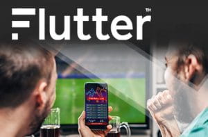 Il logo di Flutter e due ragazzi che guardano una partita di calcio in tv con uno smartphone collegato a un sito scommesse online