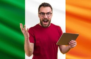 Un ragazzo con un tablet e la bandiera dell'Irlanda