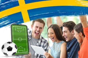 La bandiera della Svezia, un pallone e un campo da calcio, dei ragazzi che gioiscono