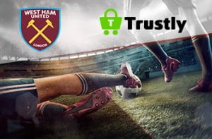 I loghi del West Ham e di Trustly e due calciatori a contrasto