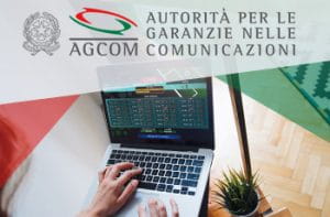 Il logo dell’AGCOM e un laptop connesso ad un sito di scommesse