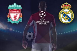 Il logo del Liverpool, il logo del Real Madrid, il logo della Champions League e un calciatore generico di spalle
