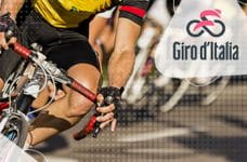 Un ciclista in azione e il logo del Giro d’Italia