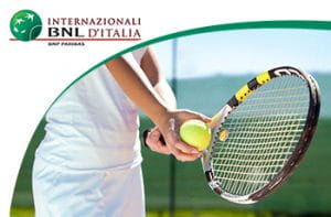 Il logo degli Internazionali di Roma 2021 e un tennista generico.