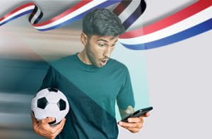 Un ragazzo con un pallone e uno smartphone e la bandiera dell'Olanda