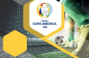 Il logo della Copa America 2021, i piedi di un calciatore generico e uno stadio di calcio