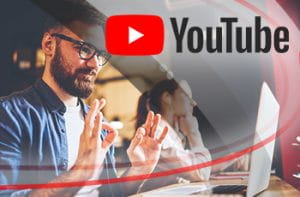 Il logo di YouTube e un ragazzo con gli occhiali