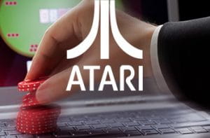 Il logo di Atari e una mano con delle fiche