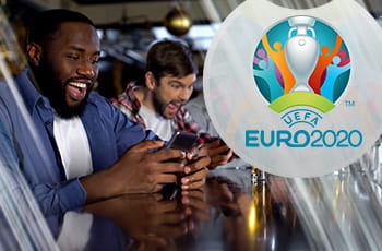 Il logo di Euro 2020 e dei ragazzi che scommettono in un pub