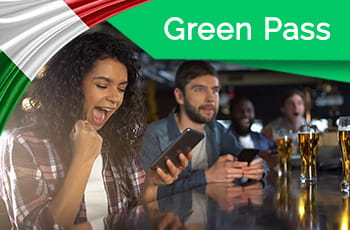 Persone che scommettono più bandiera dell’Italia e logo Green Pass.