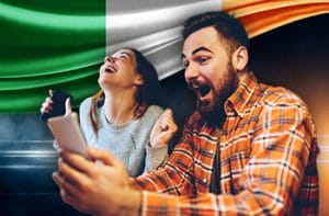 Ragazzi che scommettono con bandiera dell’Irlanda.