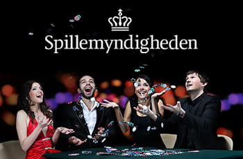 Persone al tavolo da gioco e logo Spillemyndigheden.