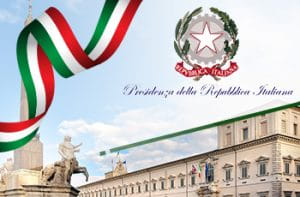 Facciata del Quirinale con bandiera italiana e logo Presidenza della Repubblica.