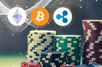 Fiche casinò con loghi criptovalute.