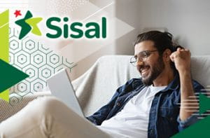 Ragazzo che scommette online e il logo di Sisal.